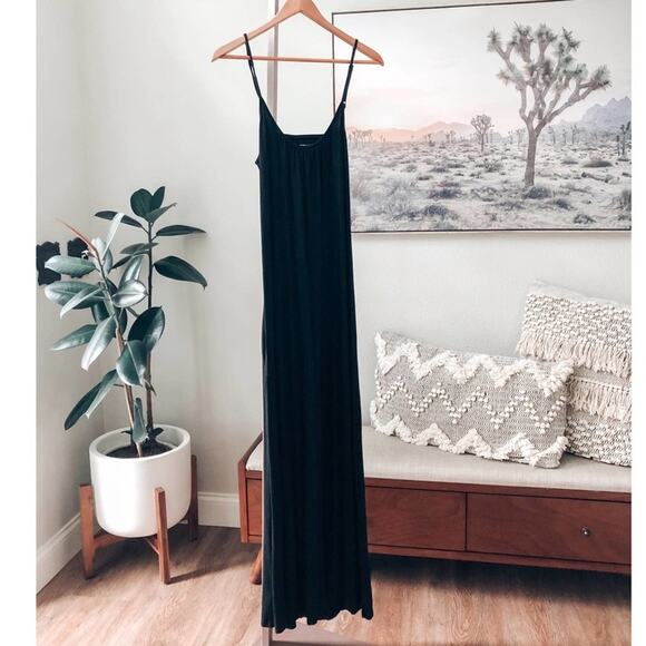 New EXPRESS Scoopneck drapey + flowy flattering stretchy open back maxi dress - Picture 8 of 9
